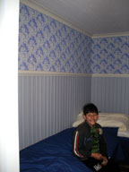 Alla rummen var smakfullt och stilrent renoverade i olika färger. Den blå tapeten kallades kungstapeten.