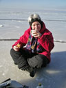 Tina tar en fika på isen vid Svalnäs